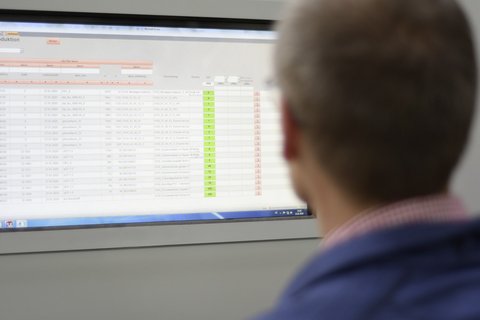 Mitarbeiter mit modernem Planungsprogramm